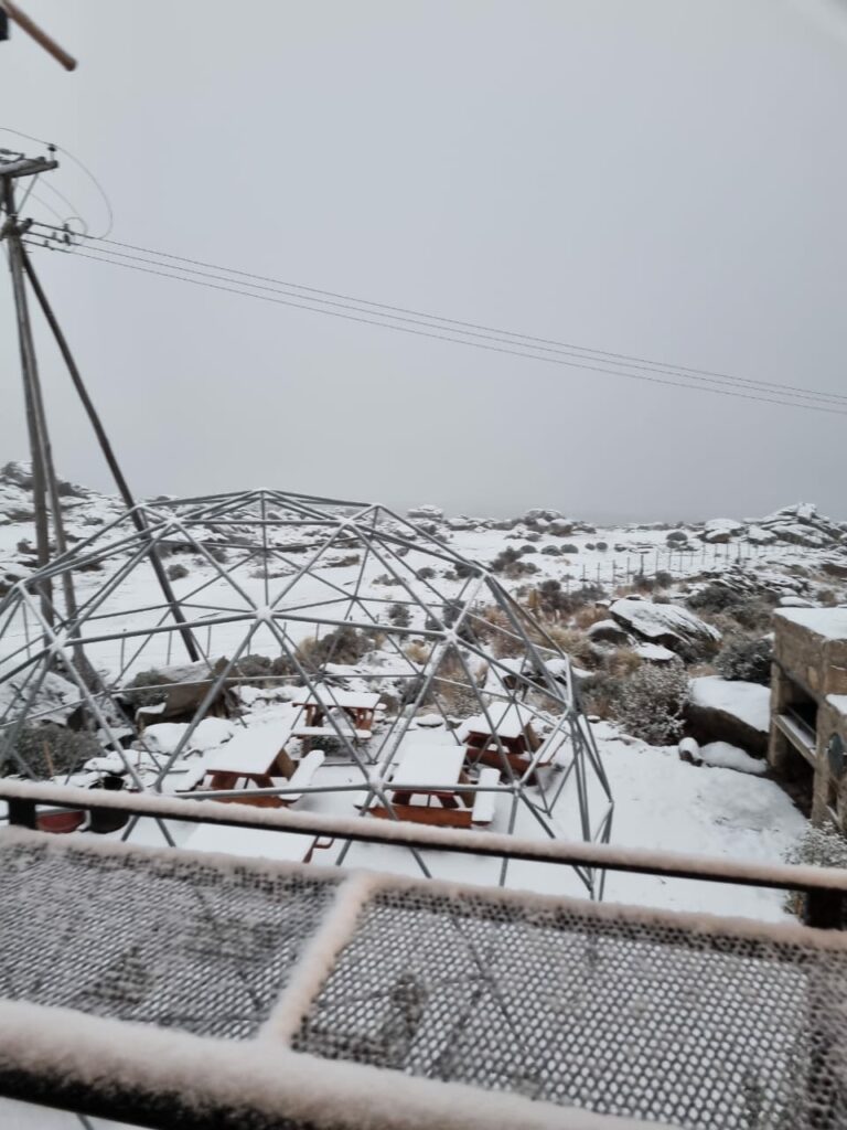 Cortan nuevamente el camino de las Altas Cumbres por la nieve y la niebla