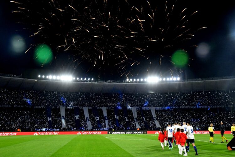 Hinchas de Talleres agredieron a dos policías en la previa del partido por Copa Libertadores
