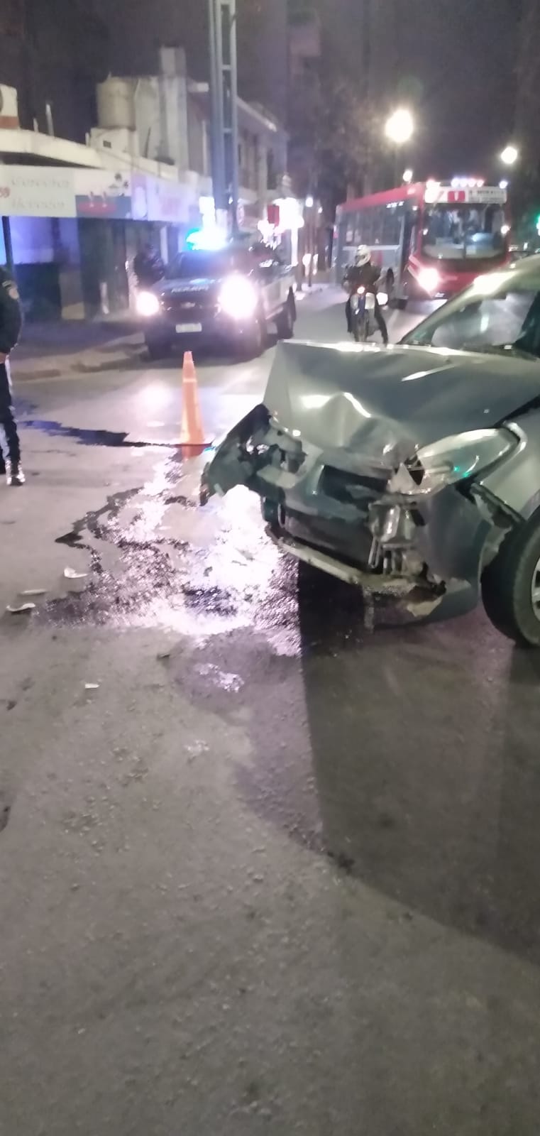 Chocaron dos autos y uno terminó dado vuelta en Alberdi