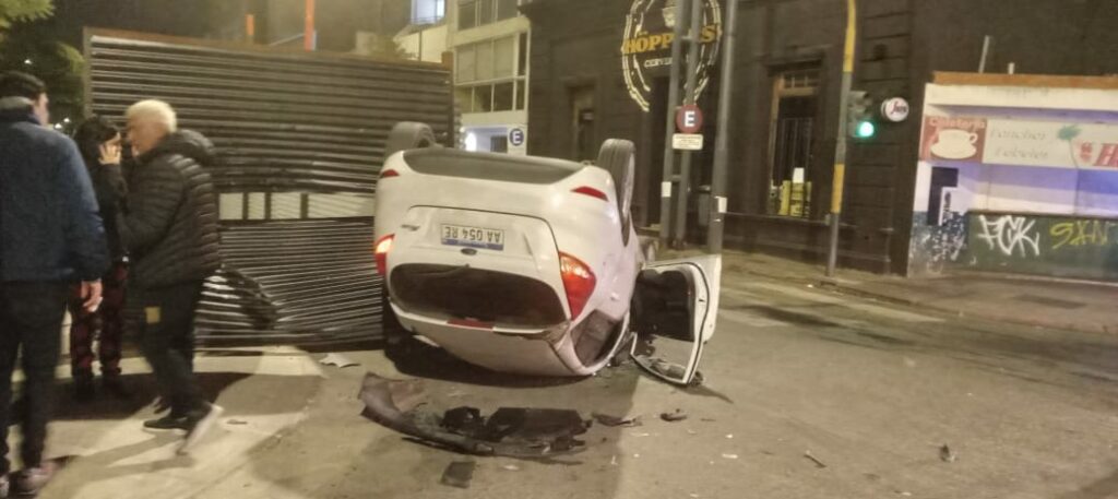 Chocaron dos autos y uno terminó dado vuelta en Alberdi