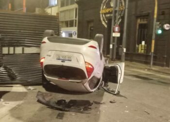 Chocaron dos autos y uno terminó dado vuelta en Alberdi