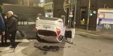 Chocaron dos autos y uno terminó dado vuelta en Alberdi