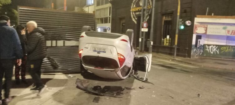 Chocaron dos autos y uno terminó dado vuelta en Alberdi