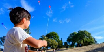 Celebran la octava edición del Festival de Barriletes en la reserva de San Martin