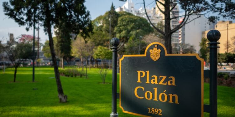 Tras varios meses de refacción, la Plaza Colón vuelve a estar habilitada al público