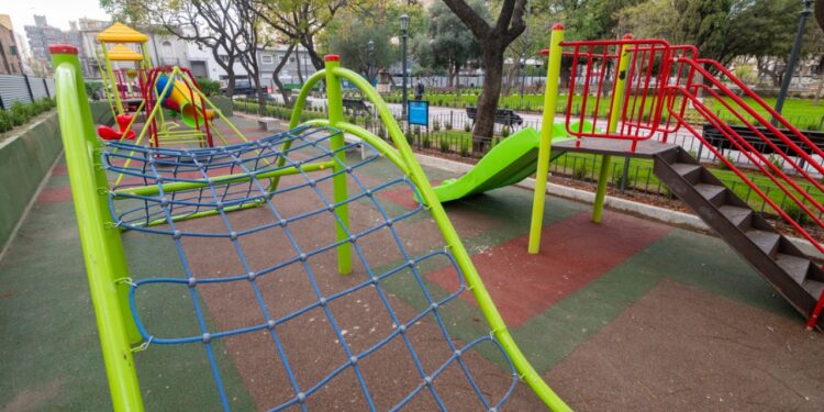 Tras varios meses de refacción, la Plaza Colón vuelve a estar habilitada al público