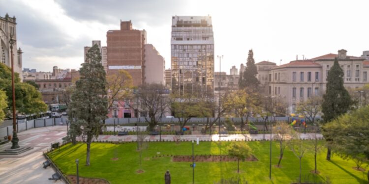 Tras varios meses de refacción, la Plaza Colón vuelve a estar habilitada al público