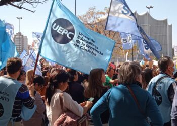 Contundente marcha de los docentes en reclamo de una nueva oferta salarial