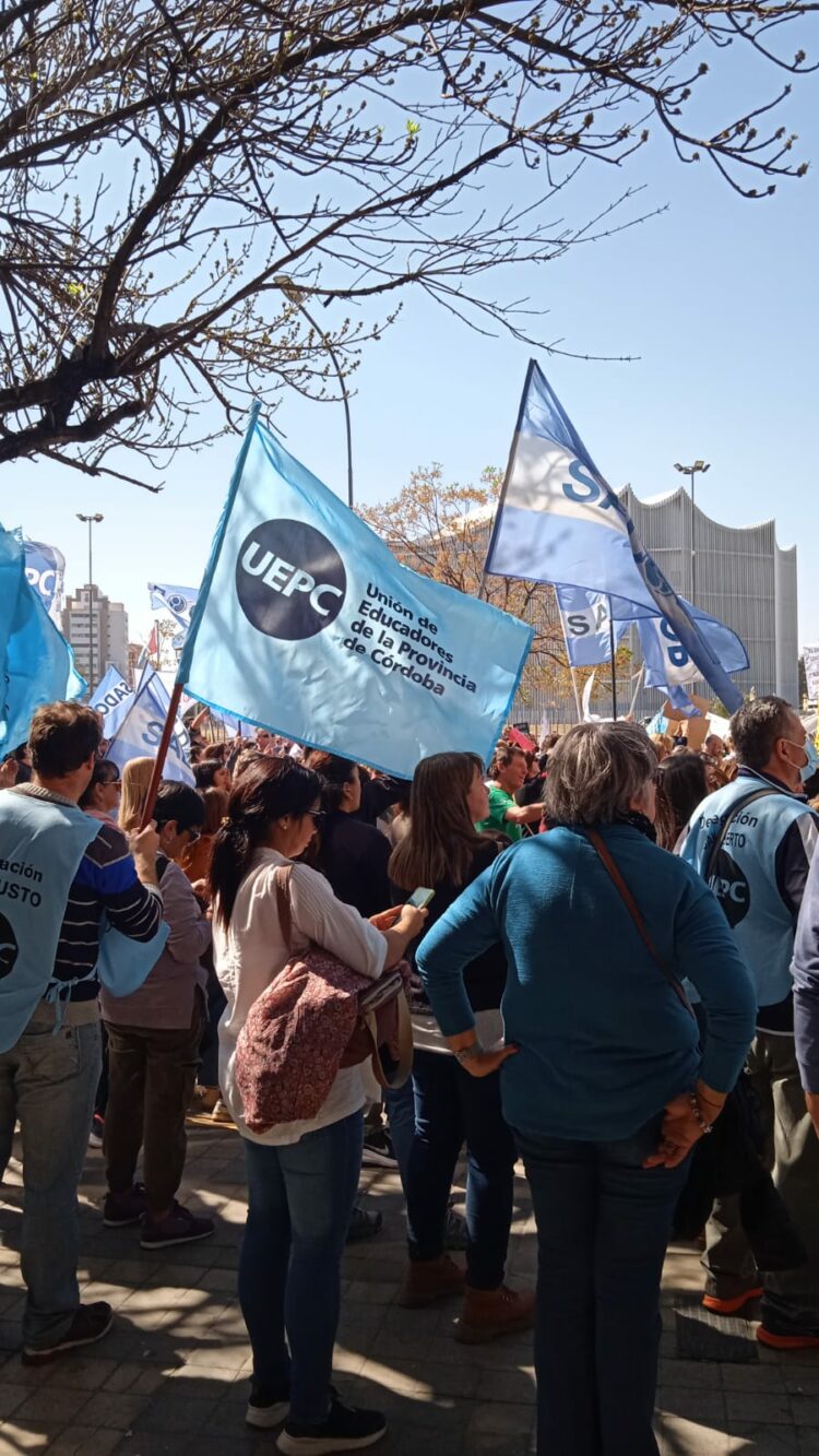 Contundente marcha de los docentes en reclamo de una nueva oferta salarial
