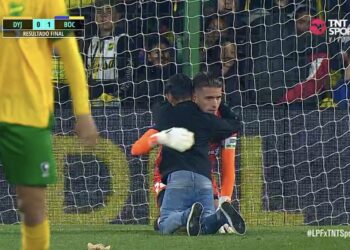 Un niño ingresó a la cancha para consolar al arquero de Defensa tras la derrota con Boca