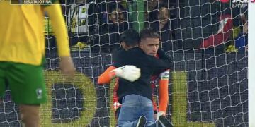 Un niño ingresó a la cancha para consolar al arquero de Defensa tras la derrota con Boca
