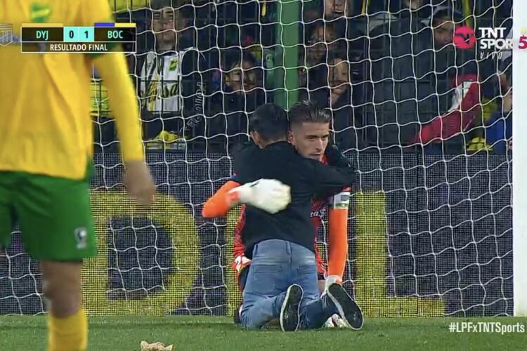 Un niño ingresó a la cancha para consolar al arquero de Defensa tras la derrota con Boca