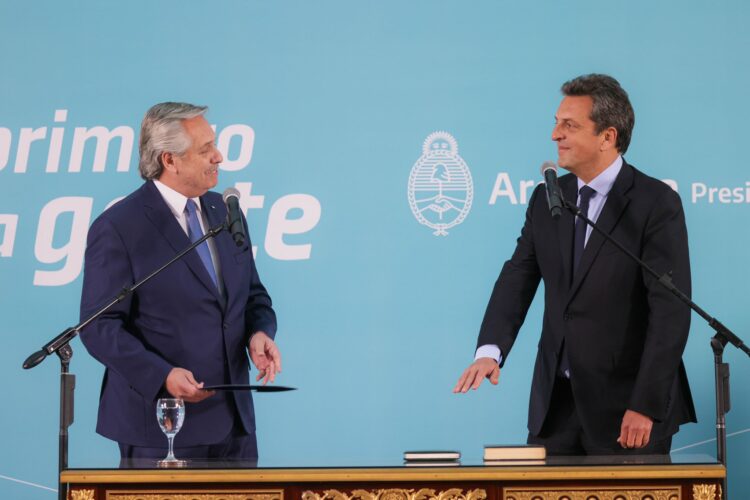 El presidente Alberto Fernández le tomó juramento ayer a Sergio Massa como nuevo ministro de Hacienda.