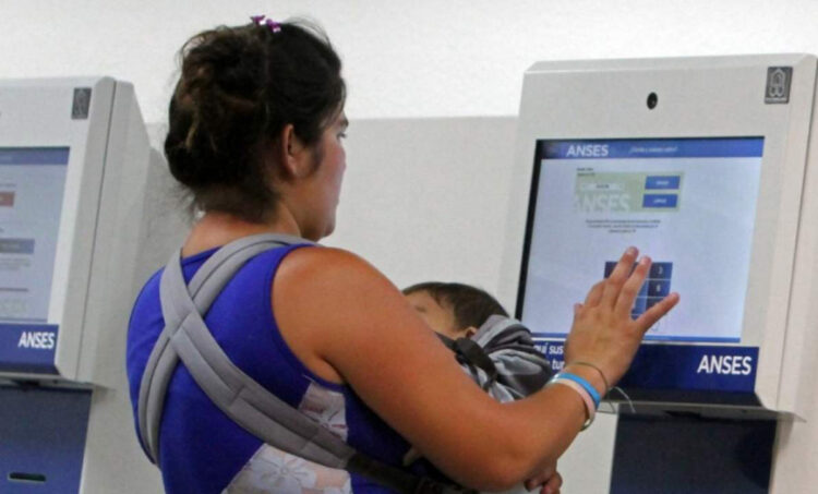 Otorgarán un bono refuerzo de 20.000 pesos a quienes reciben asignaciones familiares
