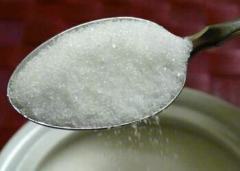 Prohibieron la venta de una popular marca de azúcar tras encontrar “piedras y otros objetos extraños”