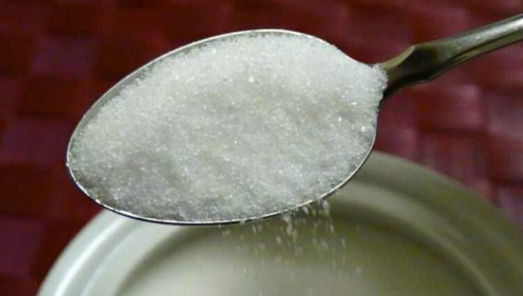 Prohibieron la venta de una popular marca de azúcar tras encontrar “piedras y otros objetos extraños”