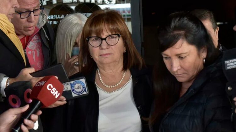 Bullrich al ingresar a la reunión con la plana mayor del PRO.