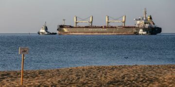 Nuevos buques cargados de cereal zarparon de Ucrania