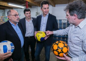 Calvo visitó la fábrica Dale Más