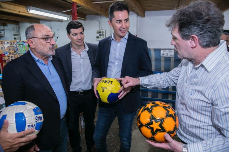 Calvo visitó la fábrica Dale Más