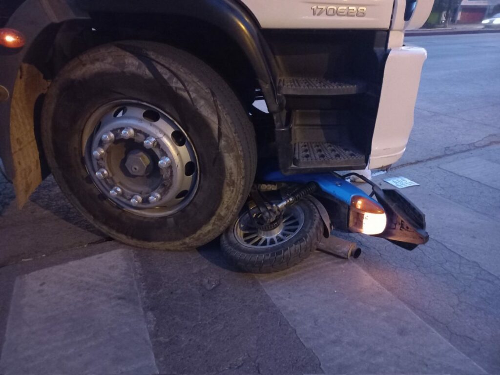 Una motociclista terminó abajo de un camión en la avenida Sabattini