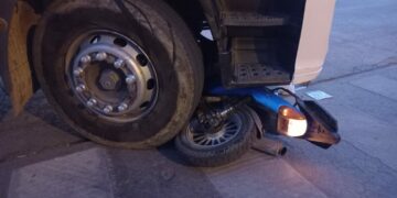 Una motociclista terminó abajo de un camión en la avenida Sabattini