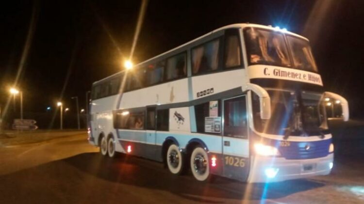 Un chófer de colectivo manejó en contramano por la autopista Córdoba - Rosario