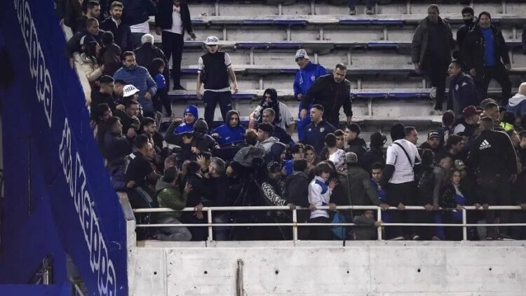Siete hinchas internados