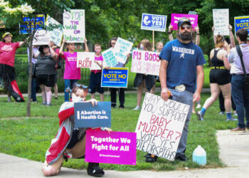 Kansas se convirtió en el primer estado de EEUU en ratificar el derecho al aborto