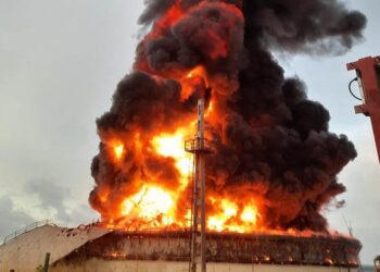 Un muerto, 121 heridos y 17 desaparecidos por la explosión de dos tanques de combustible en Cuba