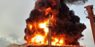 Un muerto, 121 heridos y 17 desaparecidos por la explosión de dos tanques de combustible en Cuba