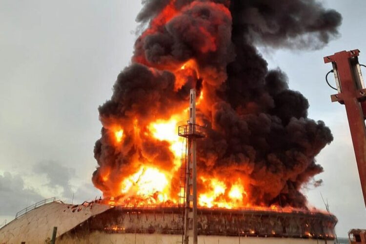 Un muerto, 121 heridos y 17 desaparecidos por la explosión de dos tanques de combustible en Cuba