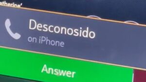 Se enteró de que su esposo continúa hablando con su ex por un error ortográfico