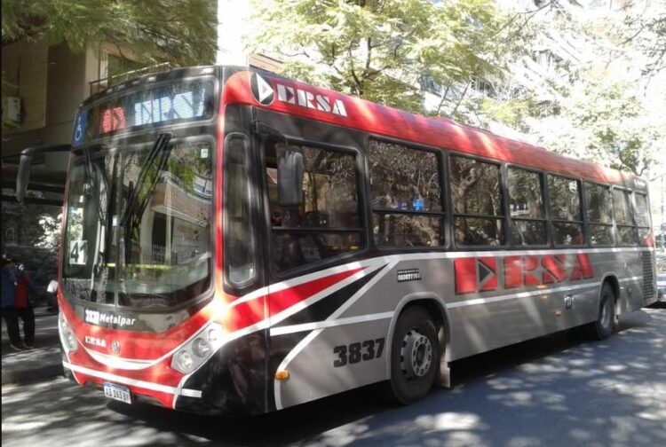 Un chofer de colectivos fue agredido al defender a una pasajera