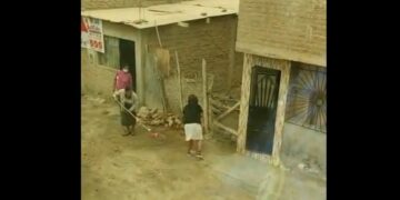 Dos señoras se enfrentaron en un desopilante “duelo de escobas” para mantener sus veredas limpias