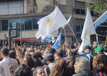 Miles de personas se movilizan a la esquina del departamento de Cristina Kirchner