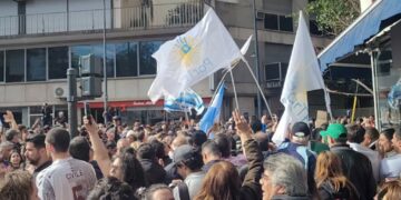 Miles de personas se movilizan a la esquina del departamento de Cristina Kirchner