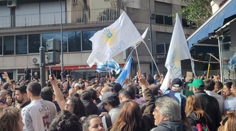 Miles de personas se movilizan a la esquina del departamento de Cristina Kirchner