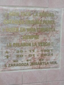 Pidió que colocaran la estatua de un pene gigante sobre su tumba y sus amigas cumplieron su deseo