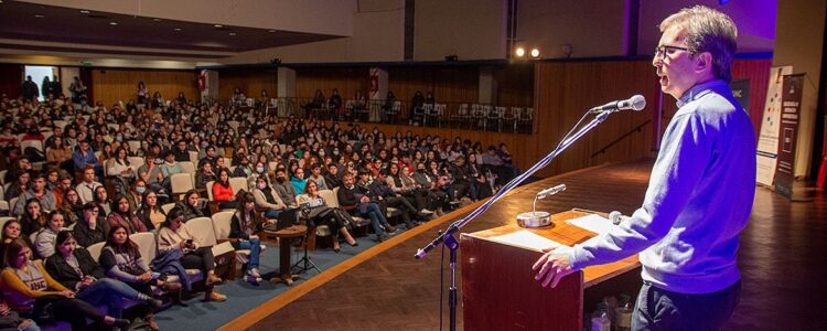 El rector Jhon Boretto les agradeció a los jóvenes que participarán del programa.