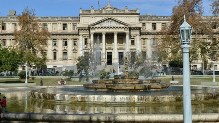 La justicia vuelve a la era analógica tras el ataque al sistema informático