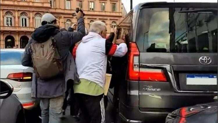 Demoraron a dos personas por agresión a la prensa frente a Casa Rosada