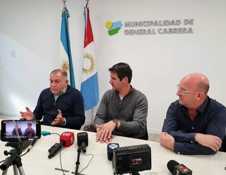 El senador de JxC se mostró ayer junto a Carasso (derecha), titular de la UCR.