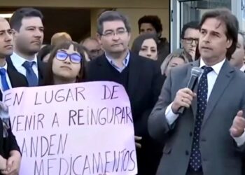 Lacalle Pou llamó a una mujer que reclamaba por medicamentos para que se manifieste a su lado