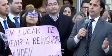 Lacalle Pou llamó a una mujer que reclamaba por medicamentos para que se manifieste a su lado