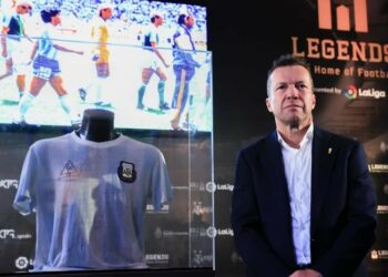 El alemán Matthaus donó la camiseta de Maradona que usó en la final del Mundial de 1986