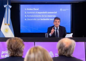 Massa presentó el plan diseñado para revertir la curva crítica