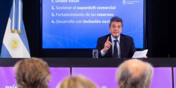 Massa presentó el plan diseñado para revertir la curva crítica