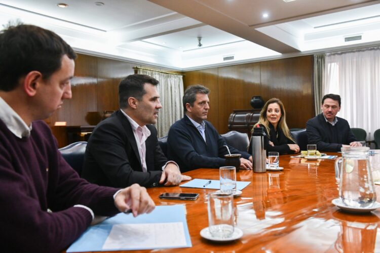 Massa se reunió ayer con los nuevos funcionarios del área energética.