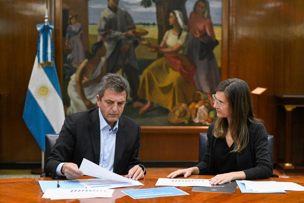 Las jubilaciones subirán 15,53% y darán tres bonos de $ 7000